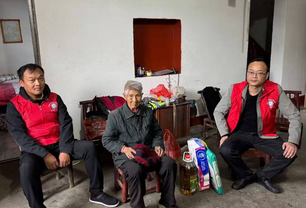 花果畈社区：重阳慰问暖人心 敬老助老践美德