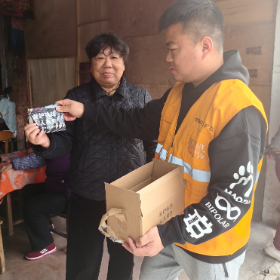 芋头田社区党委开展爱路护路宣传活动