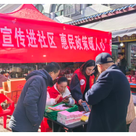 梅溪桥社区开展医保征缴宣传活动 贴心服务暖民心
