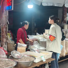 梅溪桥社区开展小摊小店规范经营专项整治行动