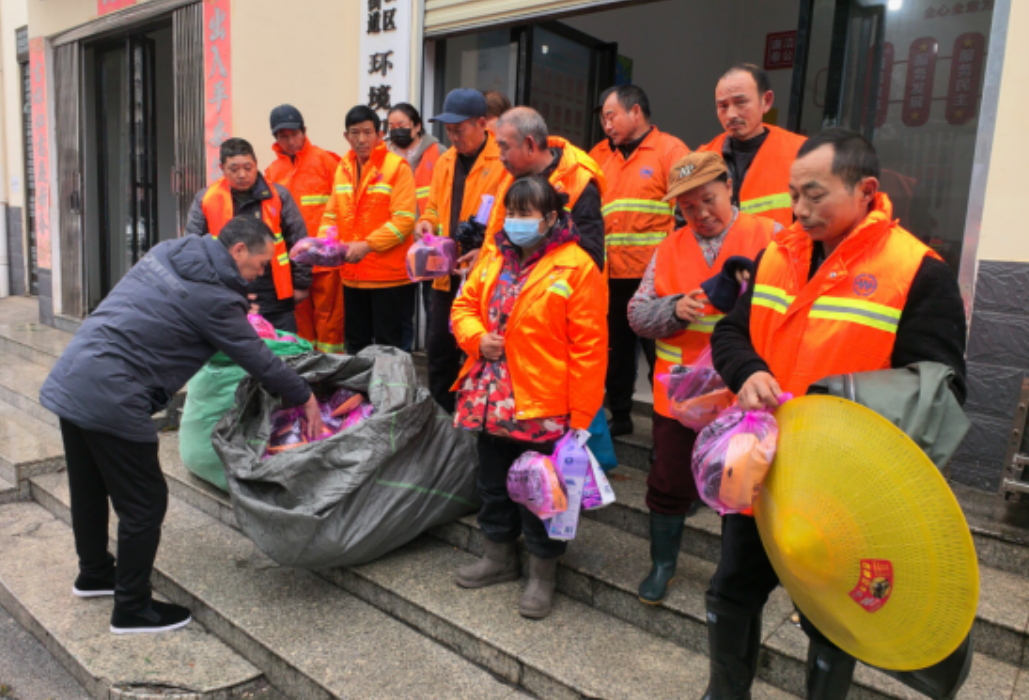 枫桥湖街道：寒冬送暖 情系一线