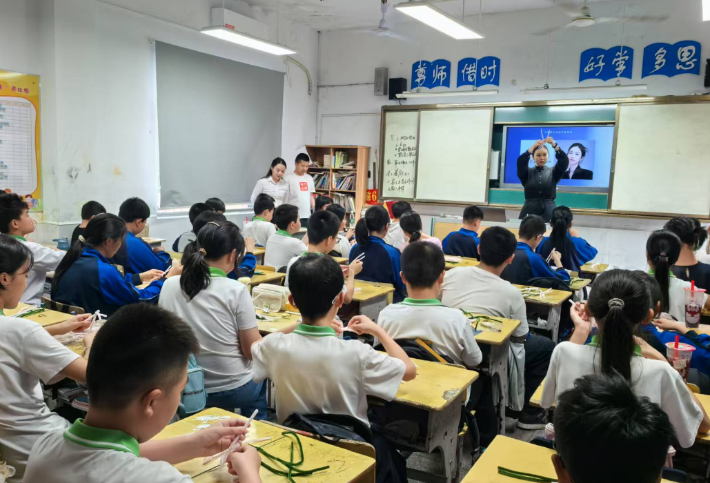 铁路社区新时代文明实践站开展非遗绒花进校园，其乐融“绒”润童心