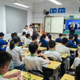 铁路社区新时代文明实践站开展非遗绒花进校园，其乐融“绒”润童心