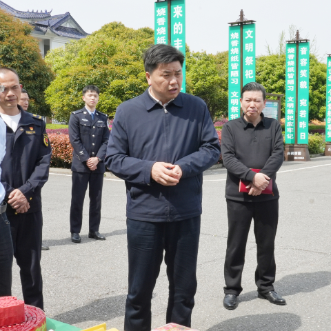 曾平原督导检查清明节前安全生产和环境卫生工作