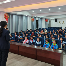 普法如春雨，润泽少年心——岳阳楼区司法局在站前小学开展“防性侵教育”专题讲座