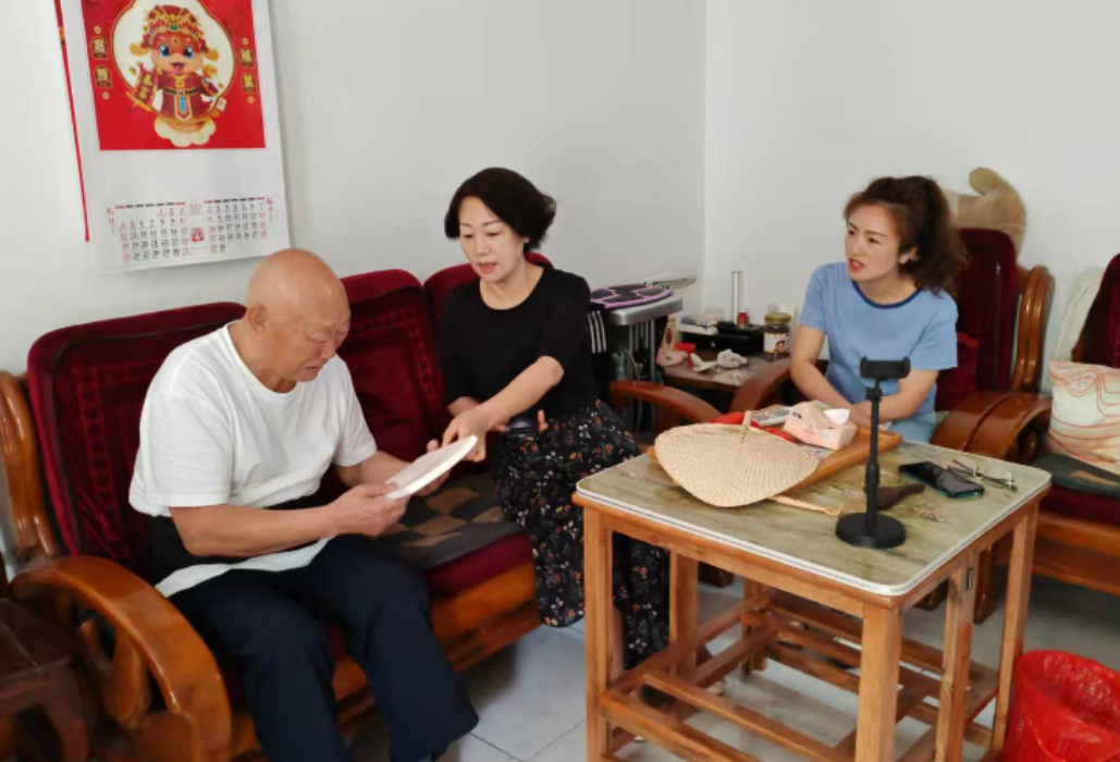 为居民区老党员送书，宣传党的好政策