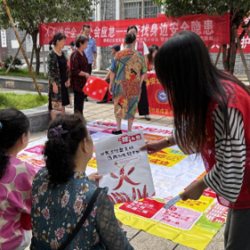 郭亮社区“人人讲安全 个个会应急——查找身边的安全隐患”消防主题真人飞行棋比赛活动