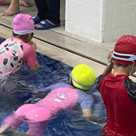 站前路街道德胜社区联合岳阳大酒店开展防溺水演练 共筑儿童安全防线