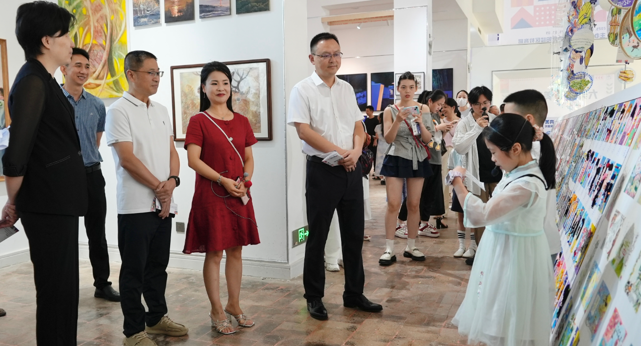 2025年岳阳楼区“超少年”视觉艺术展开幕