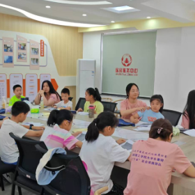“小铁锤的故事”：红色精神传承走进英语课堂