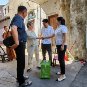 结对共建暖人心 慰问老党员显真情 ——环卫收费所赴康岳社区开展联建慰问活动
