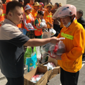 枫桥湖街道:夏日送清凉 情系环卫工