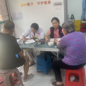 爱心义诊进社区 健康关爱暖民心