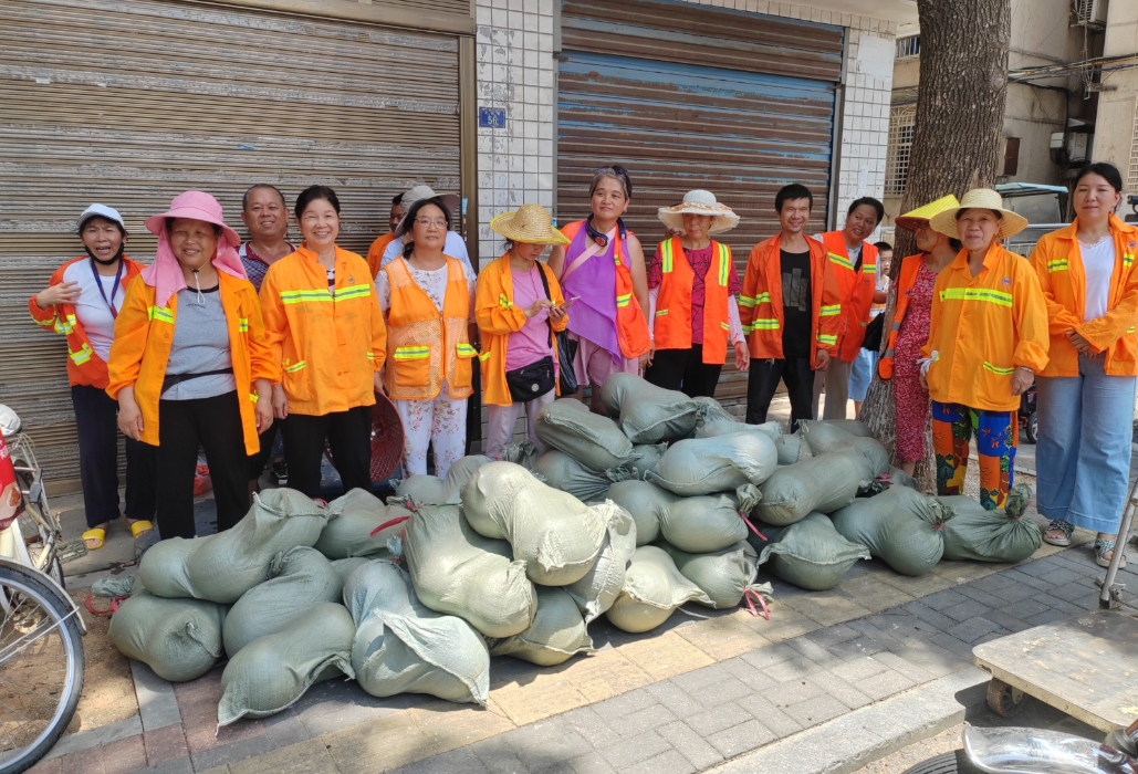 炎炎夏日送清凉，东茅岭街道为环卫工人送去关爱与敬意