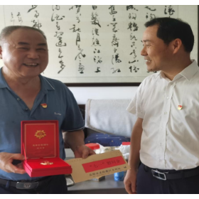 岳阳楼区水利局开展“七一”走访慰问暨专题党课活动