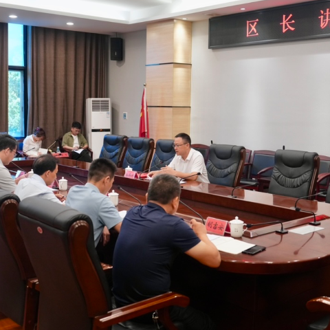白再兴在区政府经研文秘党支部讲授专题党课