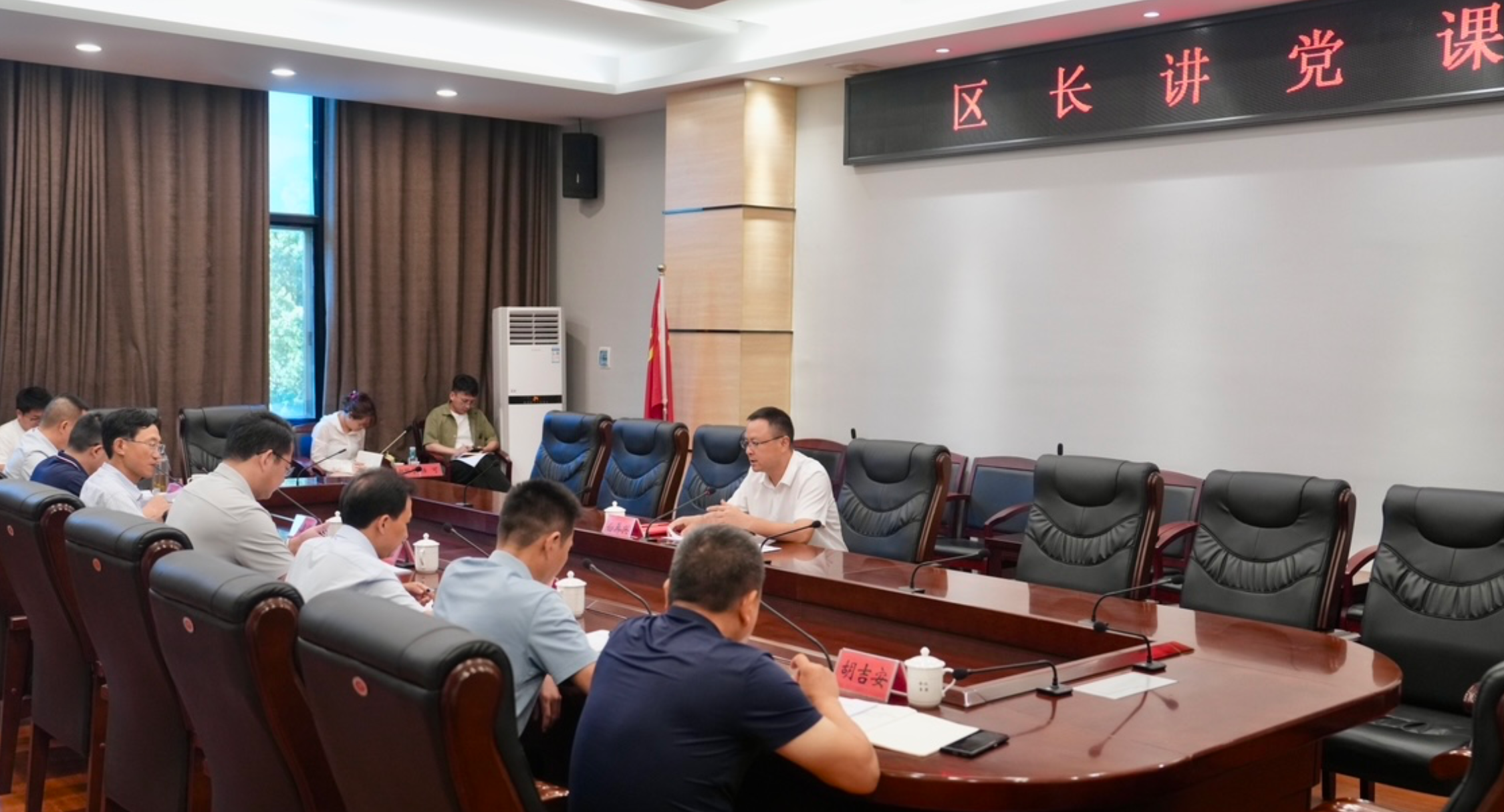 白再兴在区政府经研文秘党支部讲授专题党课