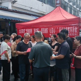 梅溪桥社区“医保宣传‘面对面’·惠民政策‘心连心’”医保政策宣传活动