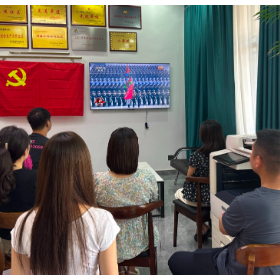 梅溪桥社区组织观看“纪念中国人民抗日战争暨世界反法西斯战争胜利80周年大会”