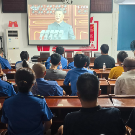 观音阁社区组织党员群众观看纪念中国人民抗日战争暨世界反法西斯战争胜利80周年大会