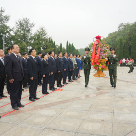 岳阳市暨岳阳楼区烈士纪念日向英雄烈士敬献花篮仪式举行