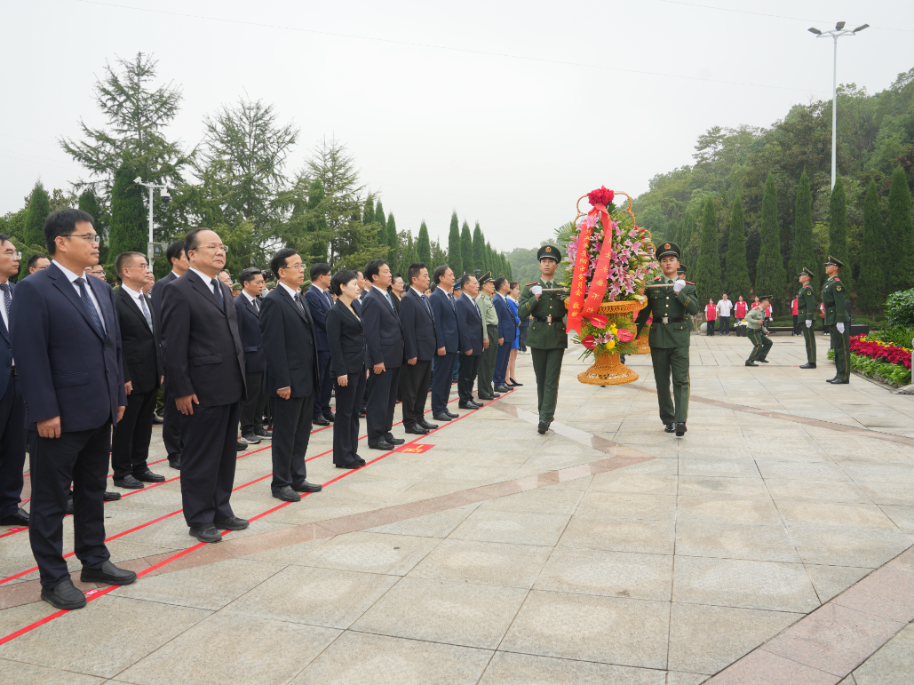 岳阳市暨岳阳楼区烈士纪念日向英雄烈士敬献花篮仪式举行