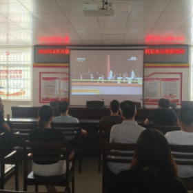 铭记历史 缅怀先烈——大屋湾社区社区组织集中观看纪念中国人民抗日战争暨世界反法西斯战争胜利80周年大会