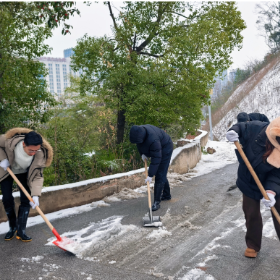 通海路管理处：破冰战雪保畅通，倾情守护暖民心