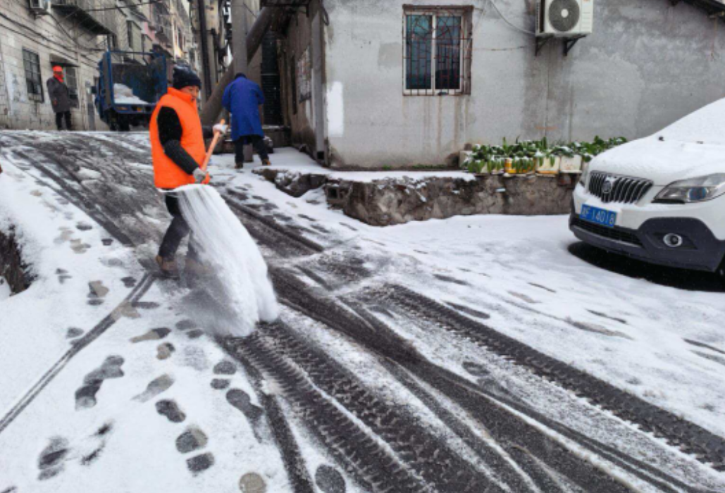 枫桥湖街道:撒盐融冰消隐患 坚守一线护平安
