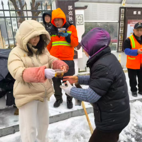 郭亮社区：工会开展专项慰问活动 情系寒冬除雪一线环卫职工