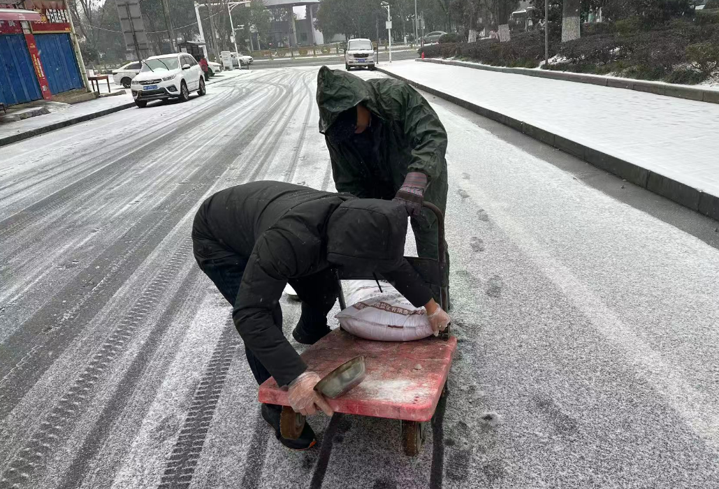 金鹗山街道雨雪天及时撒盐防冰 守护居民出行安全