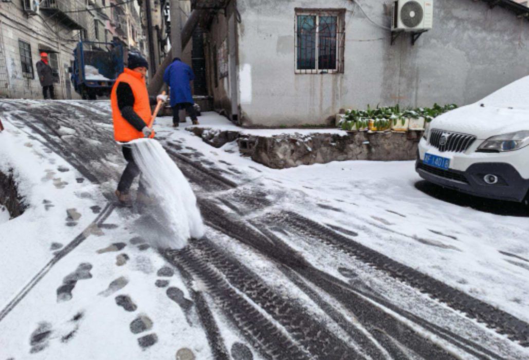 枫桥湖街道：‌撒盐融冰消隐患  坚守一线护平安