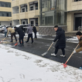 闻雪而动清积雪 暖心护航保畅通