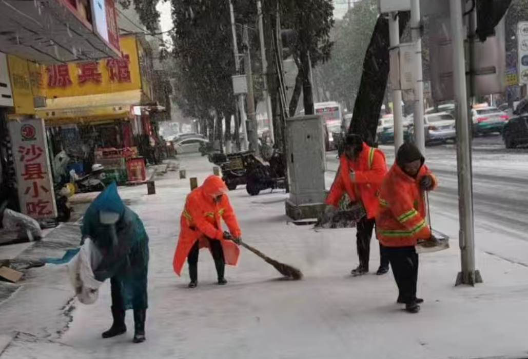 站前路街道：战风雪，保畅通