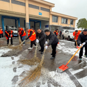 以雪为令 闻令即动 城市垃圾清运管理所铲冰除雪在行动