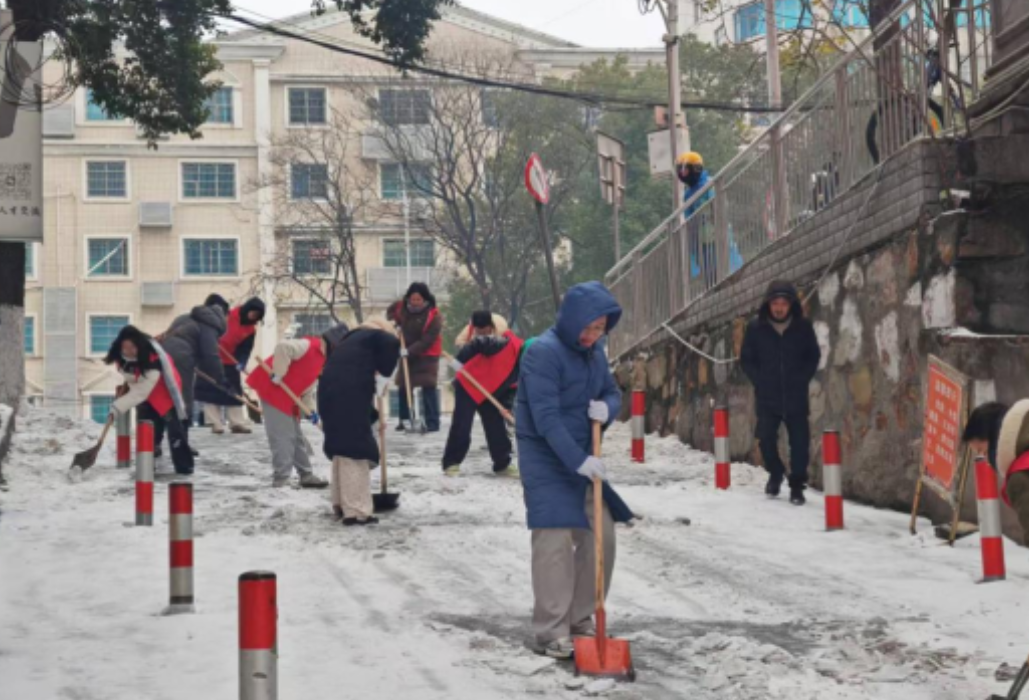 琵琶王社区：雪中清出“暖心路” 除冰护得“平安行”