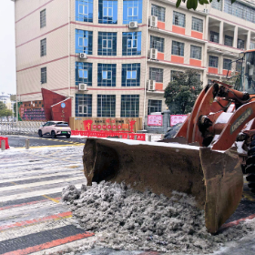 通海路管理处:铲车开道 破冰护航 打通平安上学路