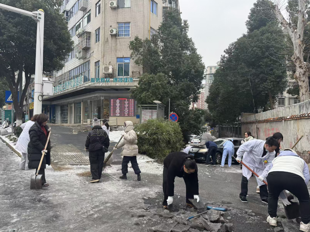 风雪陡坡困车急 白衣执甲破冰行——三眼桥社区医院医护冒寒铲雪救助被困车主