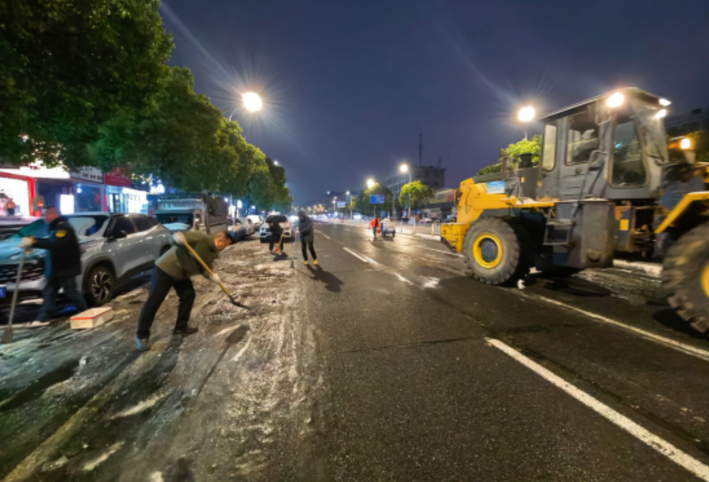 枫桥湖街道：连夜除冰保畅通 担当为民显温情