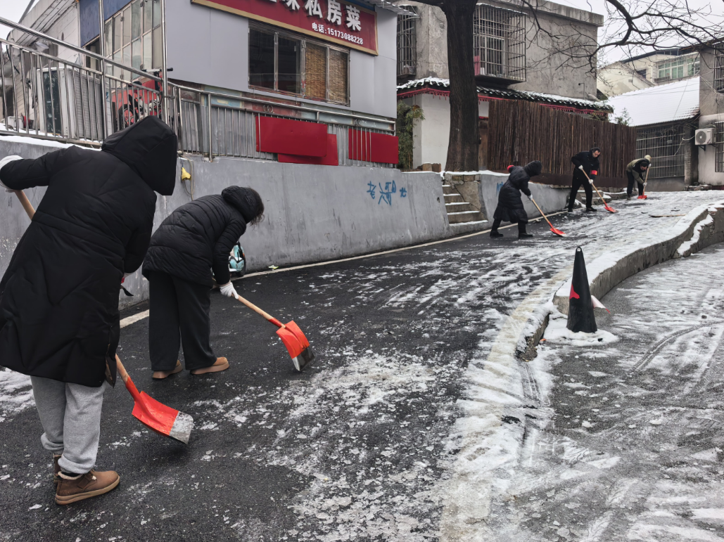 鹗西路社区：党员冲锋战冰雪 清扫“平安路”暖民心