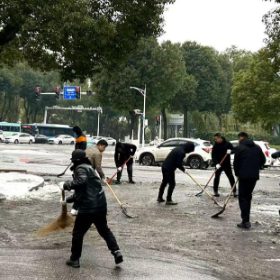 雪落为民暖 清障护行安——岳阳楼区城市管理督查考评中心全力开展清雪除障行动守护群众出行