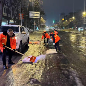 迎战冰雪 保畅护航 城西清扫保洁管理所铲雪除冰守护民生