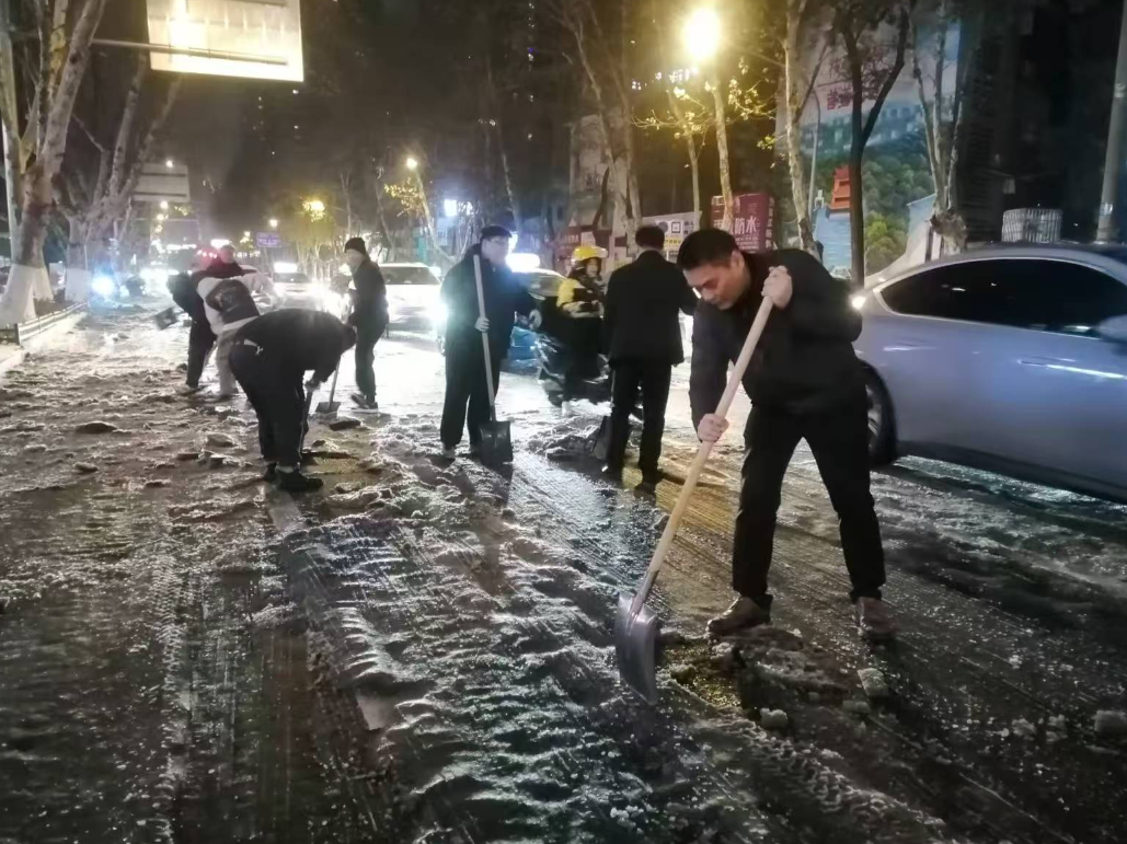 闻雪而动 向冰而行——五里牌街道昼夜除冰保畅通