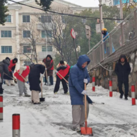 琵琶王社区:雪中清出“暖心路” 除冰护得“平安行”