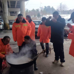寒潮中的暖心守护！区环卫中心临时灶台煮出“抗冻能量餐”