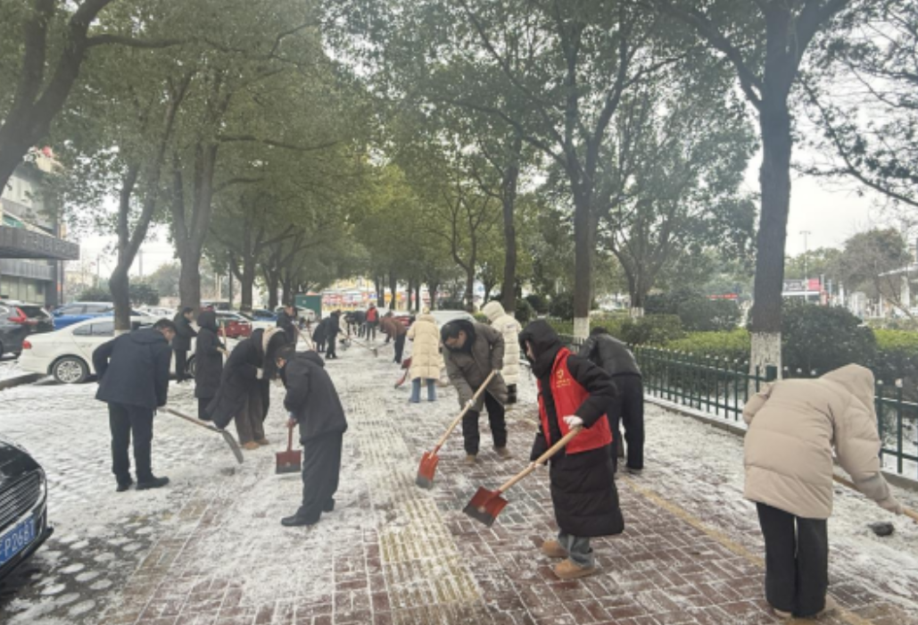枫桥湖街道：文明实践志愿行  除雪保畅暖民心