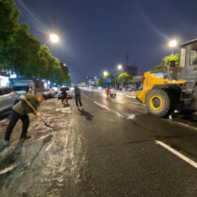 枫桥湖街道:连夜除冰保畅通 担当为民显温情