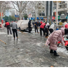 党建引领聚合力 铲冰除雪暖民心