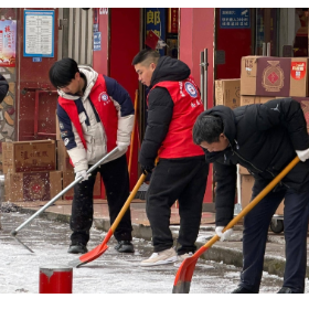 文明底色融冰雪 担当情怀护出行 岳阳楼区广泛开展扫雪破冰文明实践活动