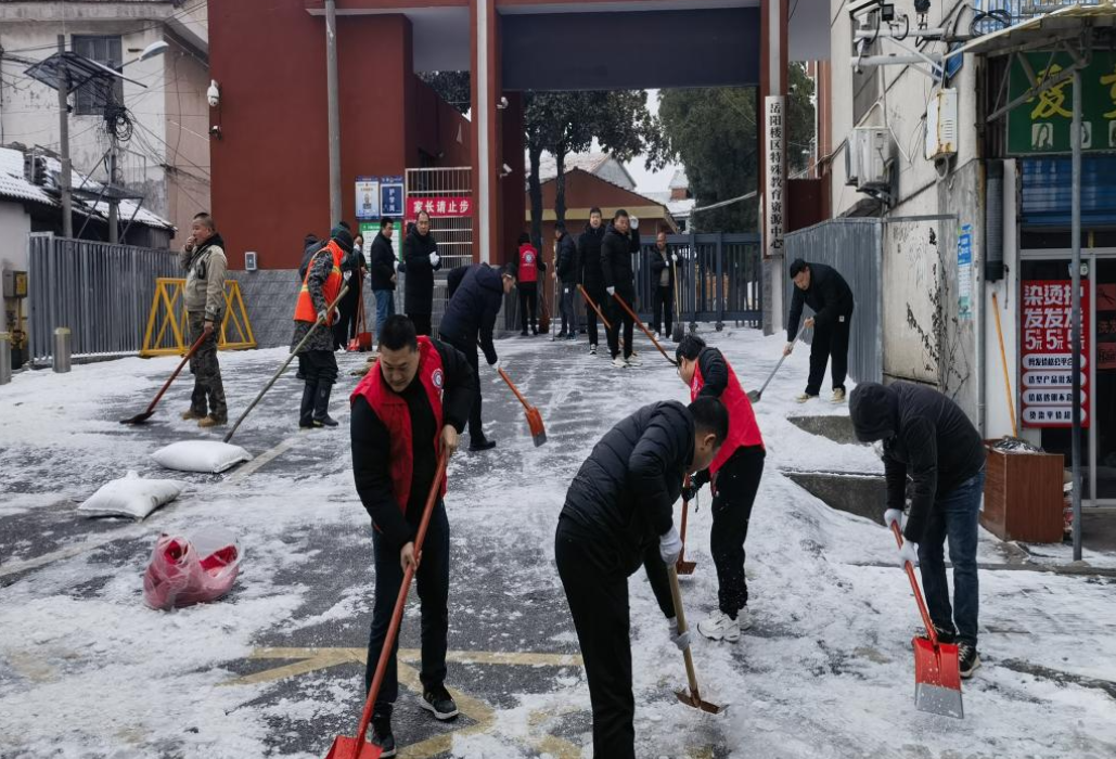 寒潮来袭显担当 清冰除雪保畅通
